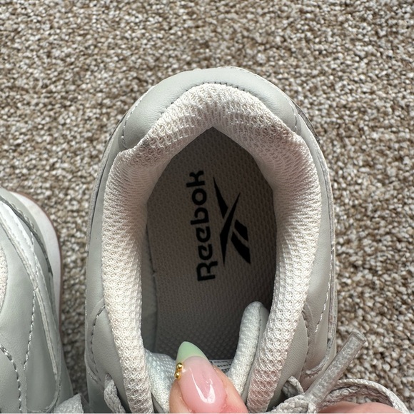 Kids Reebok Sneakers/ Tennis shoes - Picture 4 of 8